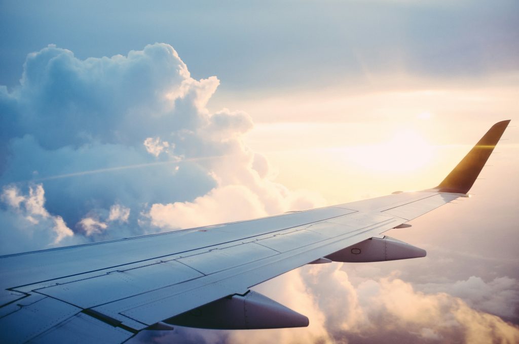 Comparing DIY Booking vs. Corporate Travel Agencies: Which Saves More?